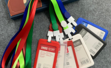 Bộ dây đeo thẻ lụa móc nhựa + Bao đựng thẻ